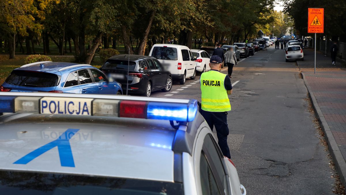 Ostrołęka, 07.10.2026. Policja przed Zespołem Szkół Zawodowych Nr 4 im. Adama Chętnika w Ostrołęce, 7 bm. W dniu dzisiejszym Jakub Z. zaatakował kolegów i nauczycieli ZSZ nr 4 niebezpiecznym narzędziem. Wg wojewody mazowieckiego poszkodowanych w ataku zostało, łącznie ze sprawcą, 10 osób, z czego 9 trafiło do szpitali. Wśród rannych jest pięciu uczniów, dwoje nauczycieli i dwie osoby postronne. 19-latek dokonał samookaleczenia. Został zatrzymany. Na terenie placówki pracują saperzy; zatrzymany porzucił tam wcześniej plecak zawierający amatorski ładunek wybuchowy. (jm) PAP/Artur Reszko ***Do tego materiału zdjęciowego dostępna jest również depesza w systemie CSI, pt.: Wojewoda mazowiecki o ataku w Ostrołęce: poszkodowanych 10 osób, 9 trafiło do szpitali (krótka5)***
