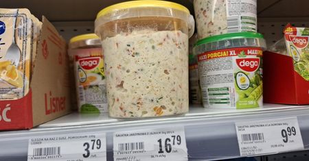 Wielkie wiadro sałatki jarzynowej w markecie. Przeczytałam skład i odłożyłam na półkę