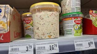 Wielkie wiadro sałatki jarzynowej w markecie. Przeczytałam skład i odłożyłam na półkę