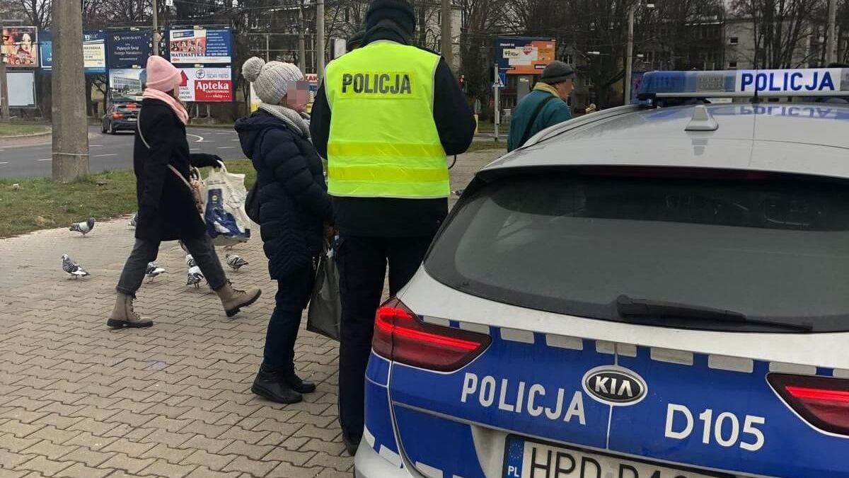 Kobieta ukarana mandatem za przejście na czerwonym świetle