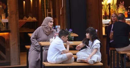 Tłumy Arabów w Zatorze. "Przyjeżdżają o 12-13 i zostają do końca"