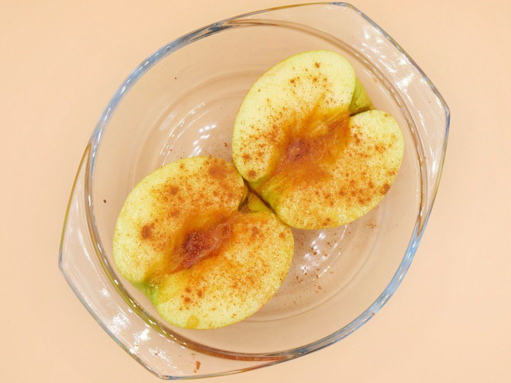 Pieczone jabłko z miodem i cynamonem przepis