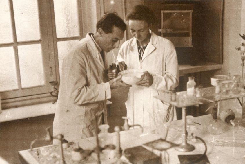 Irena i Fryderyk Joliot-Curie w laboratorium 1934 r.