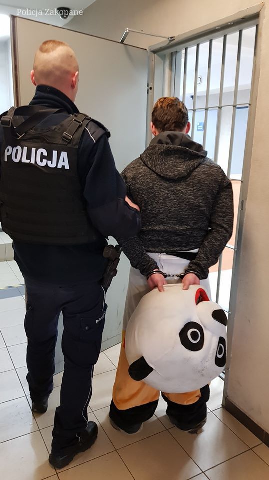 Agresywna panda na Krupówkach