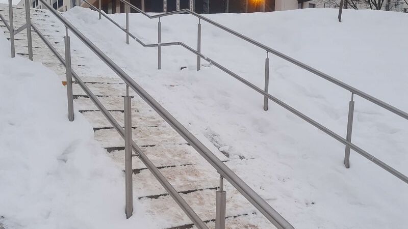 Nieodśnieżone schody na osiedlu Nowe Ogrody na Węglinie | fot. nadesłane