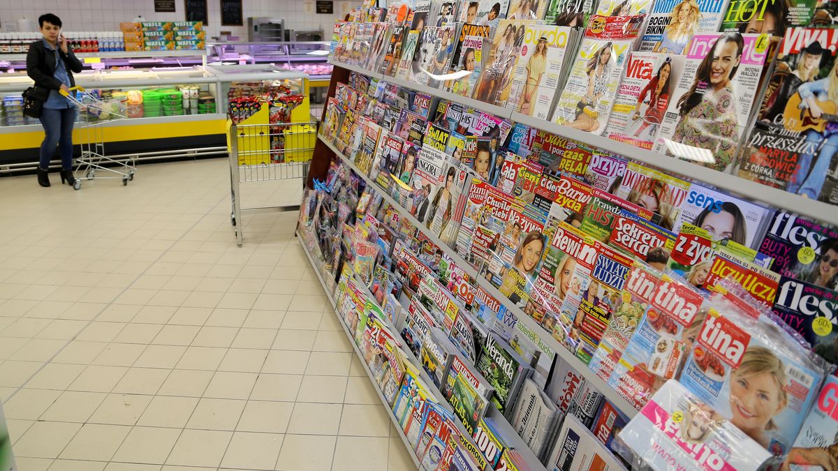 Bialystok, 23.06.2015. Na osiedlu Lesna Dolina przy ul. sw. Andrzeja Boboli powstal nowy sklep PSS Spolem. Zatrudnil około 35 pracownikow. N/z wnetrze sklepu czasopisma gazety