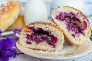 Jagodzianki bez pieczenia. Robi się je w garnku, a wychodzą miękkie jak z piekarni