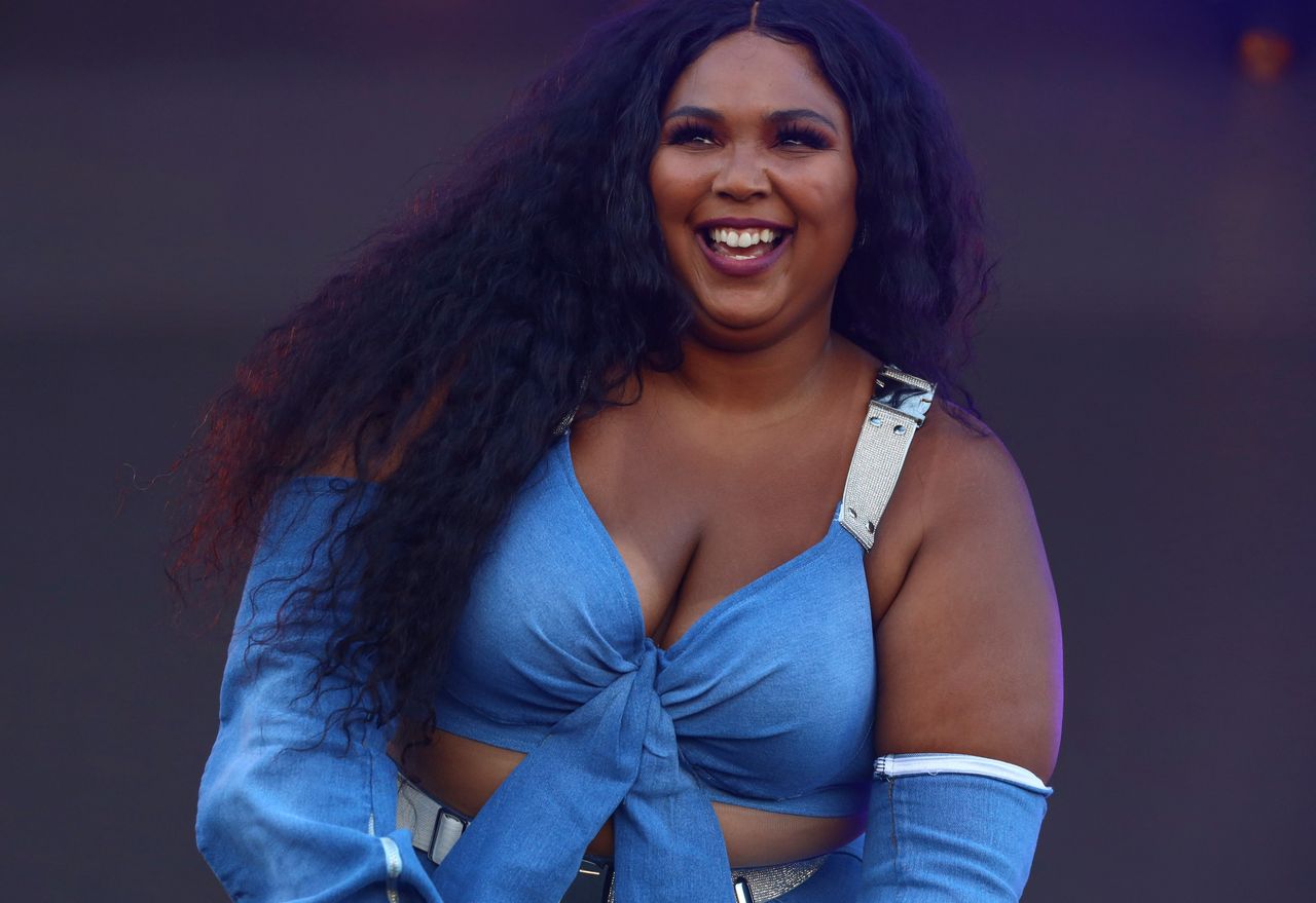 Lizzo pozuje w trikini. Raperka uległa modzie na nietypowe bikini