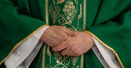 Kartka o kolędzie na bloku. Pojawiła się w Warszawie i wzburzyła ludzi