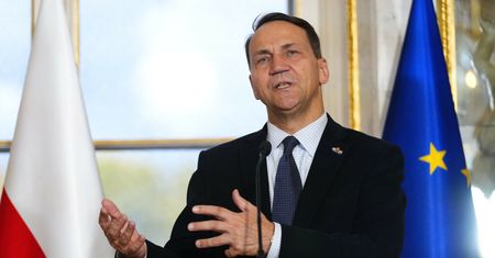 Sikorski: Wystarczy jeden telefon Putina do Gierasimowa