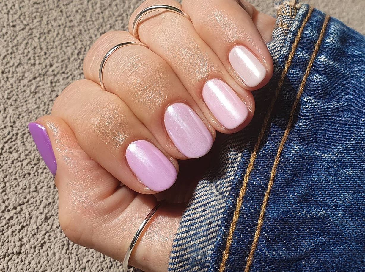 Efekt syrenki na paznokciach wraca tego lata. Ten hybrydowy manicure dopełni letnie stylizacje