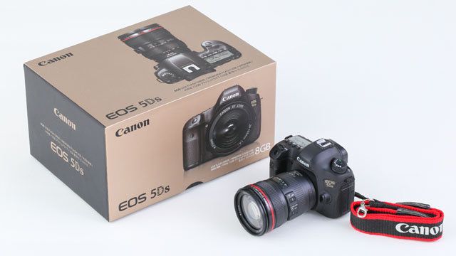 Firma Canon stworzyła piękną miniaturkę modelu EOS 5DS z dwoma obiektywami 1