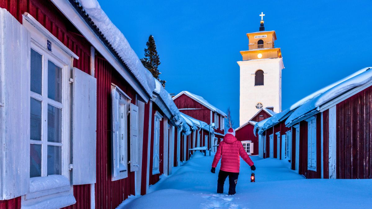 Mężczyzna idzie w śniegu