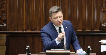 Podwyżki w KPRM. Awantura w Sejmie. Dworczyk: to dodatki dla zarabiających 3 tys. zł brutto