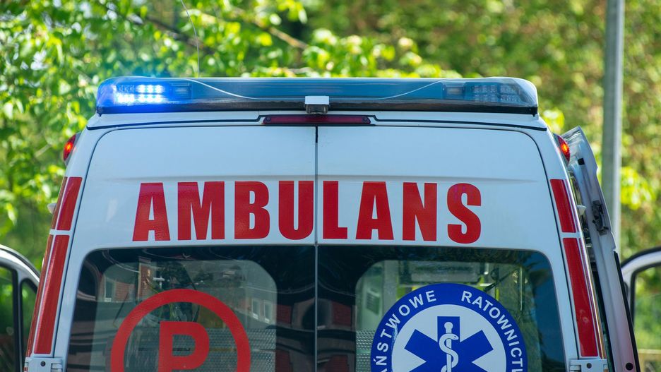 Karetka gnała na sygnale. Wypadek z udziałem trzech aut