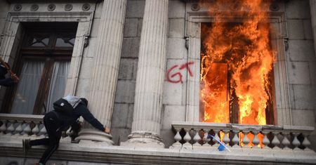 Protesty wymknęły się spod kontroli. Podpalili budynek parlamentu