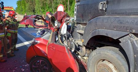 Tragiczny wypadek na S6. Nie żyją trzy osoby, w tym dziecko