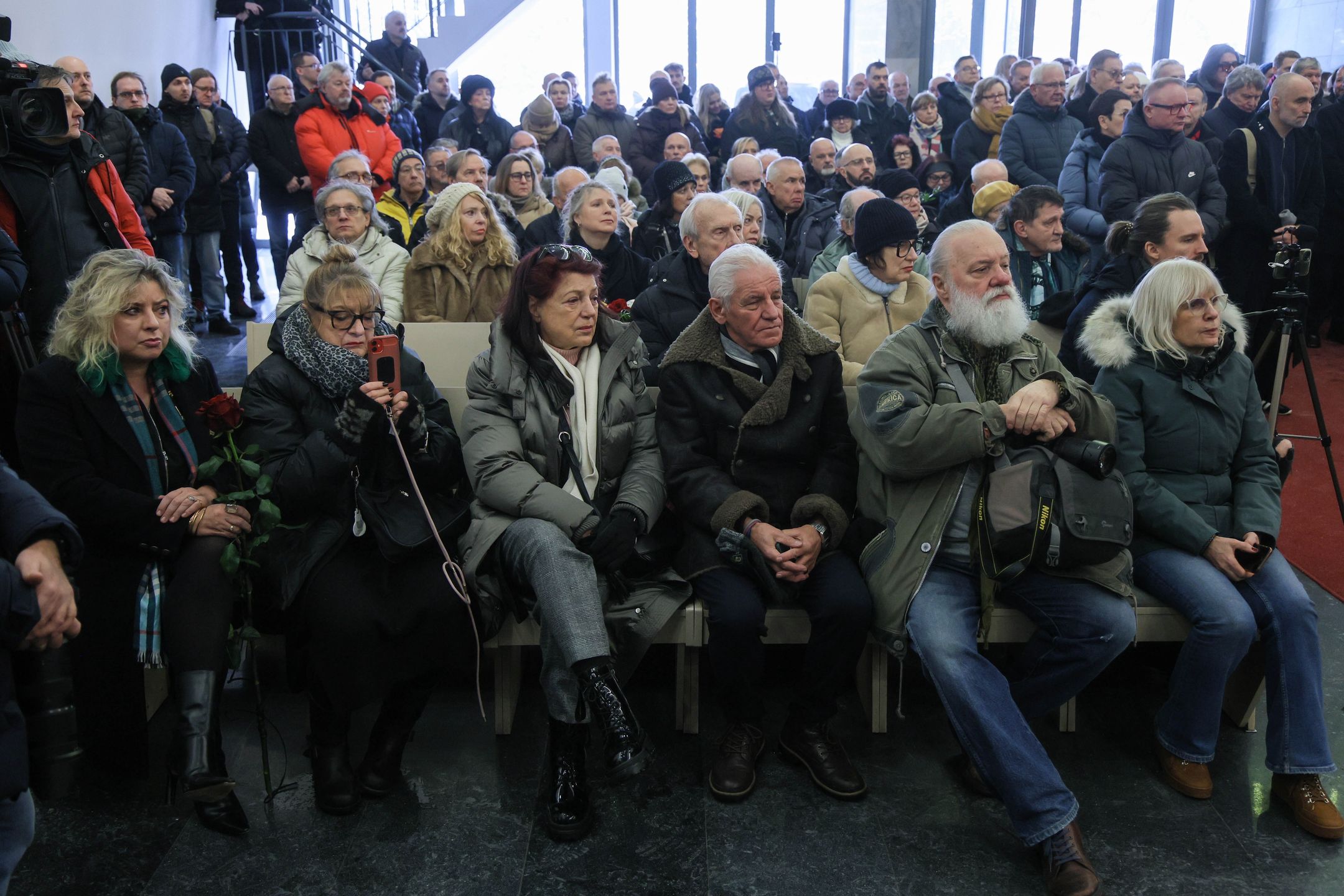 Urszula Dudziak z żałobnikami na pogrzebie Michała Urbaniaka.