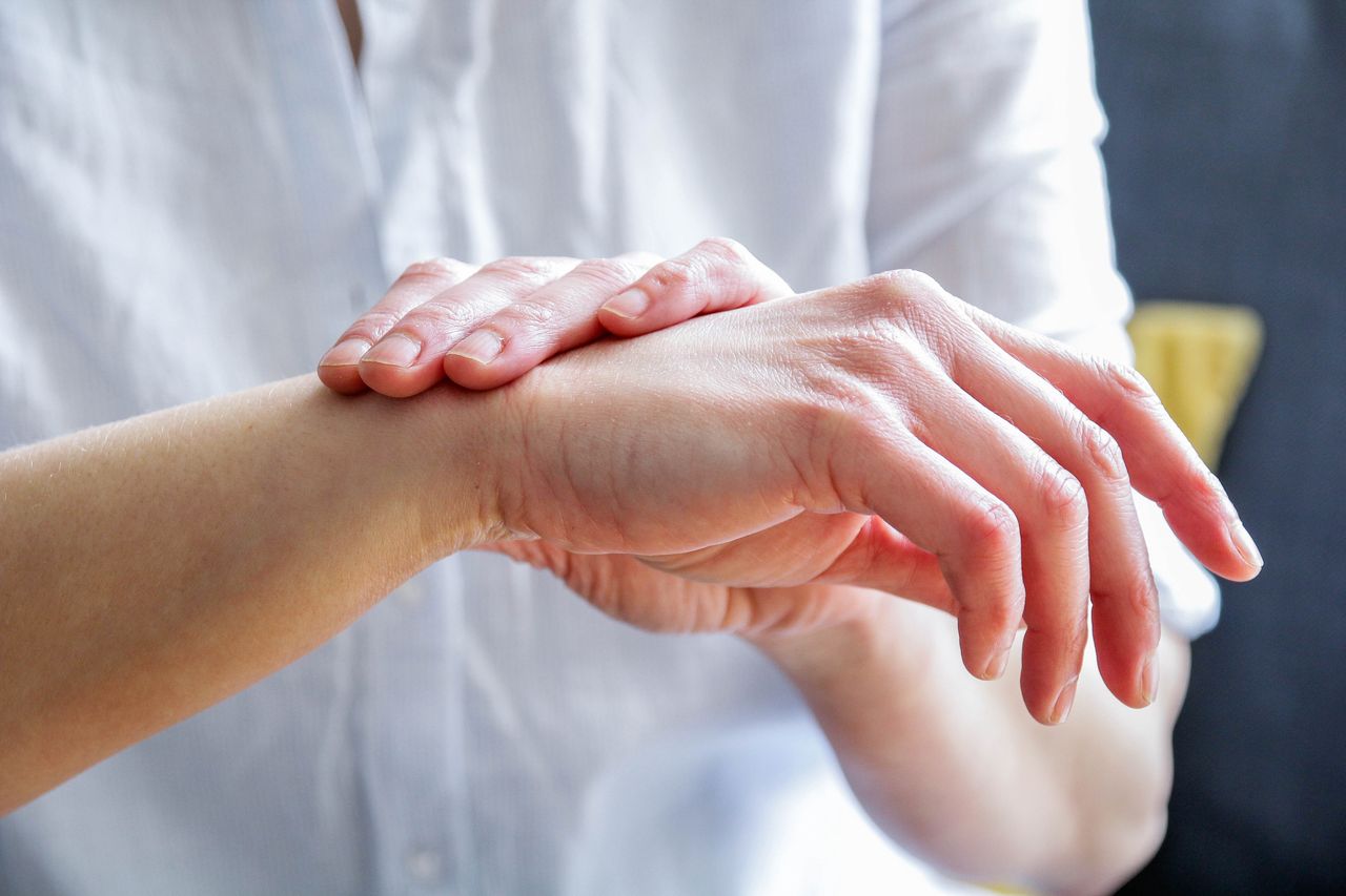 How to deal with dry hands using home remedies?