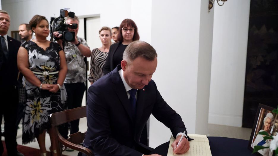 Prezydent Duda w brytyjskiej ambasadzie w Dakarze składa wpis w księdze kondolencyjnej 
