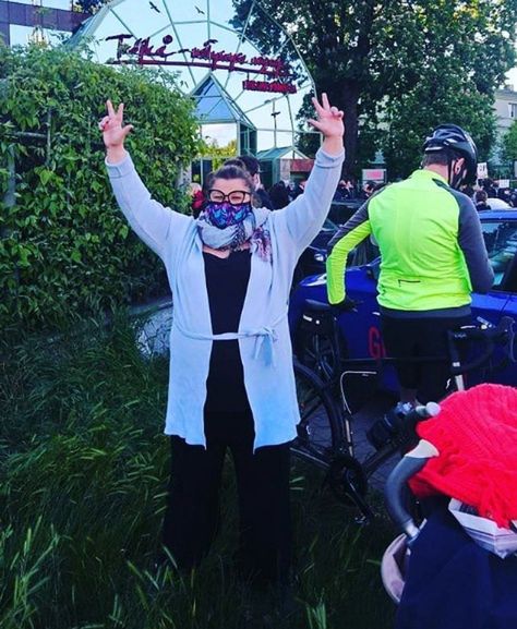 Dominika Gwit na proteście przed siedzibą Trójki