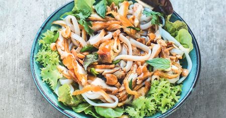 Phở gà trộn. Lekka sałatka z kurczakiem i makaronem ryżowym