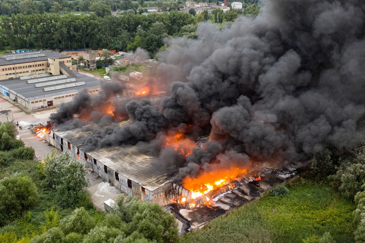 Konstancin-Jeziorna. Pożar hali magazynowej. Strażacy pracowali całą noc