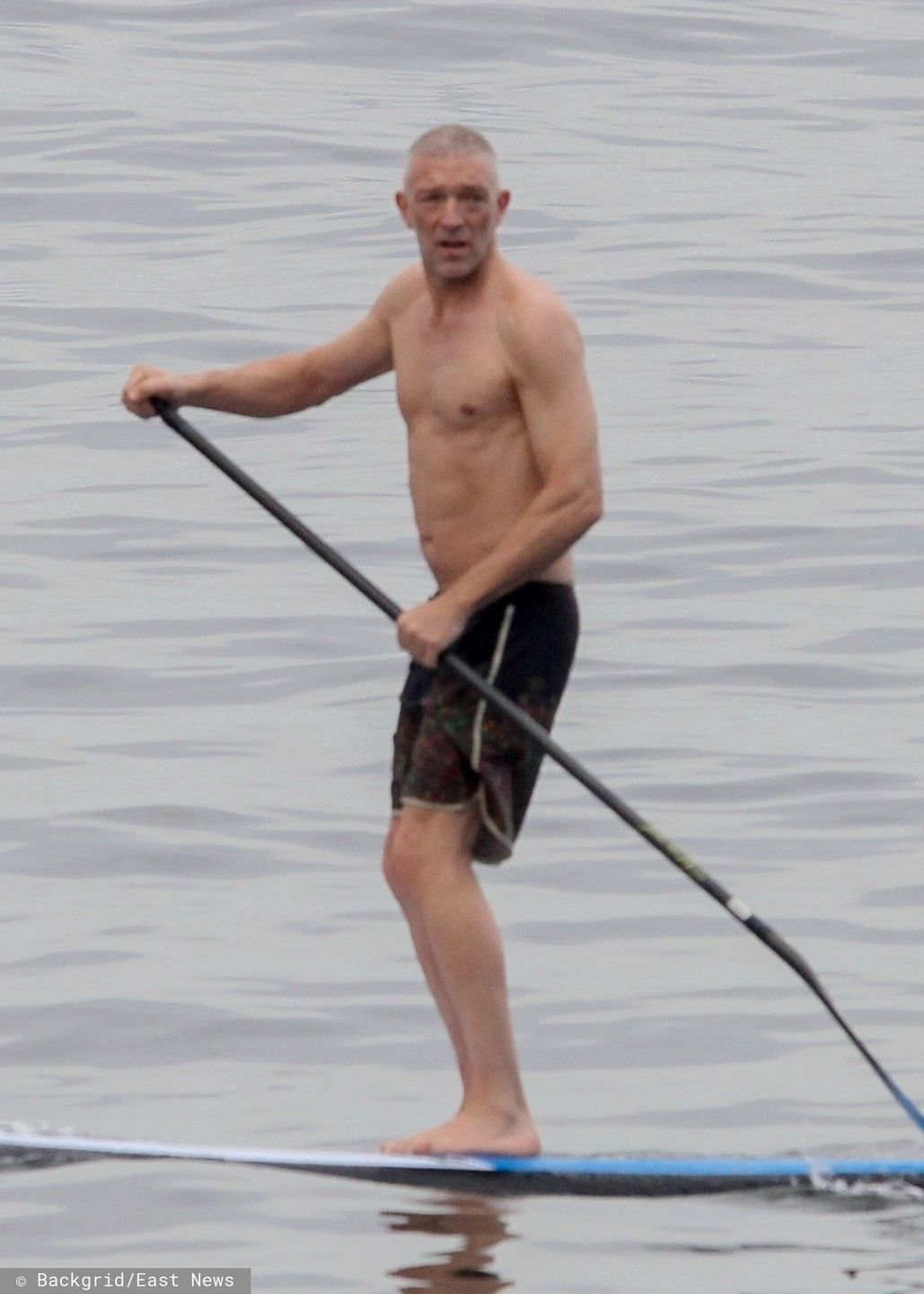Vincent Cassel z ?on? i c�rk? na pla?y w Rio de JaneiroRio de Janeiro, BRAZIL  - *EXCLUSIVE*  - Vincent Cassel and Tina Kunakey enjoy some downtime with their daughter in Rio de Janeiro. The French actor goes for a ride on a paddleboard before playing in the sand and surf with his youngest daughter Amazonie, while his beautiful wife cools off in the ocean.    Pictured: Vincent Cassel    BACKGRID USA 27 DECEMBER 2021     BYLINE MUST READ: DESI / BACKGRID    USA: +1 310 798 9111 / usasales@backgrid.com    UK: +44 208 344 2007 / uksales@backgrid.com    *UK Clients - Pictures Containing Children  Please Pixelate Face Prior To Publication*DESI