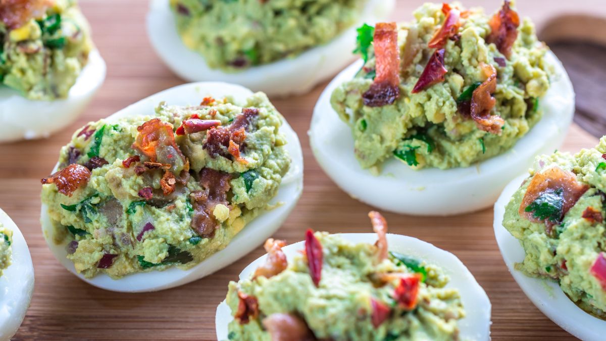 Jajka faszerowane guacamole i boczkiem