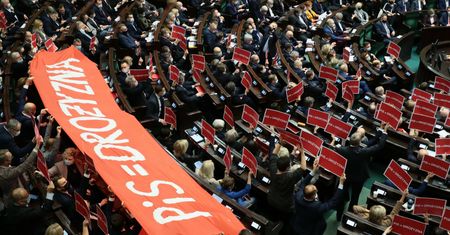"PiS = drożyzna". Akcja posłów opozycji w Sejmie