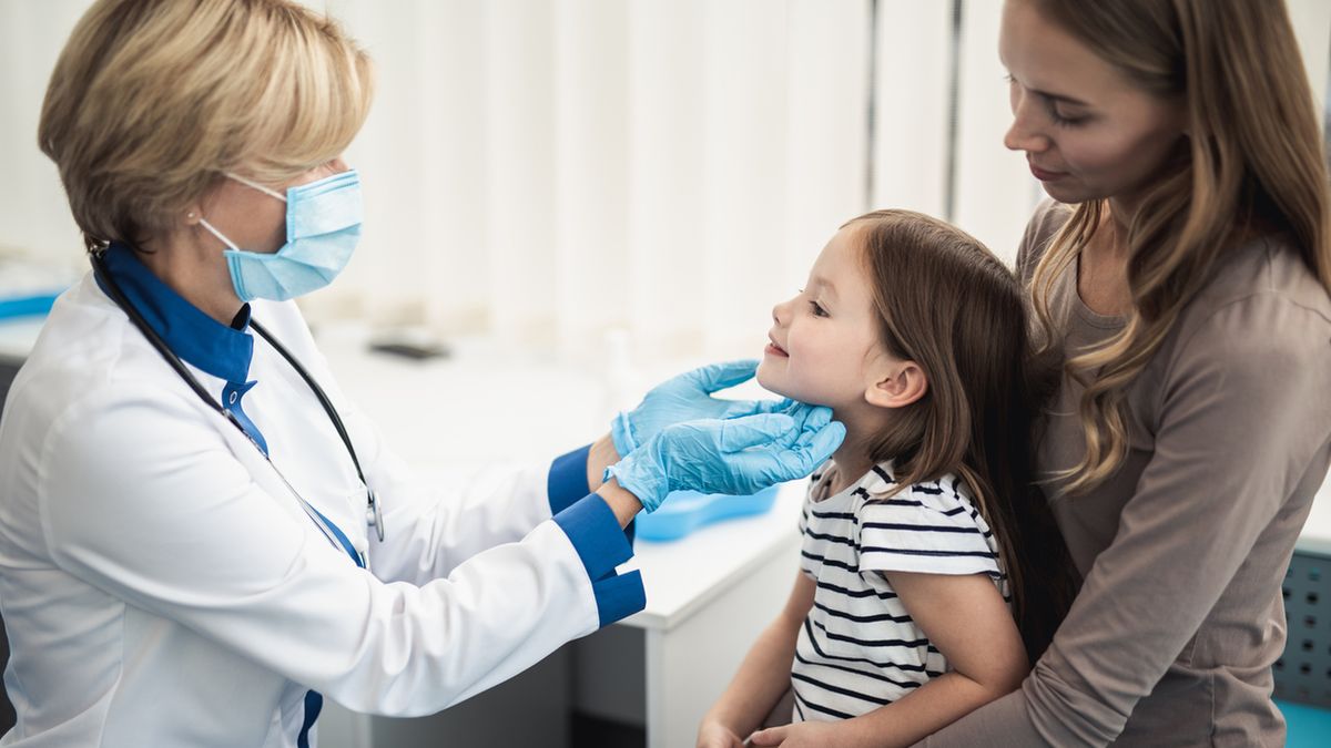 Adenoidektomia i tonsylektomia to chirurgiczne usunięcie migdałków gardłowych i migdałków podniebiennych.