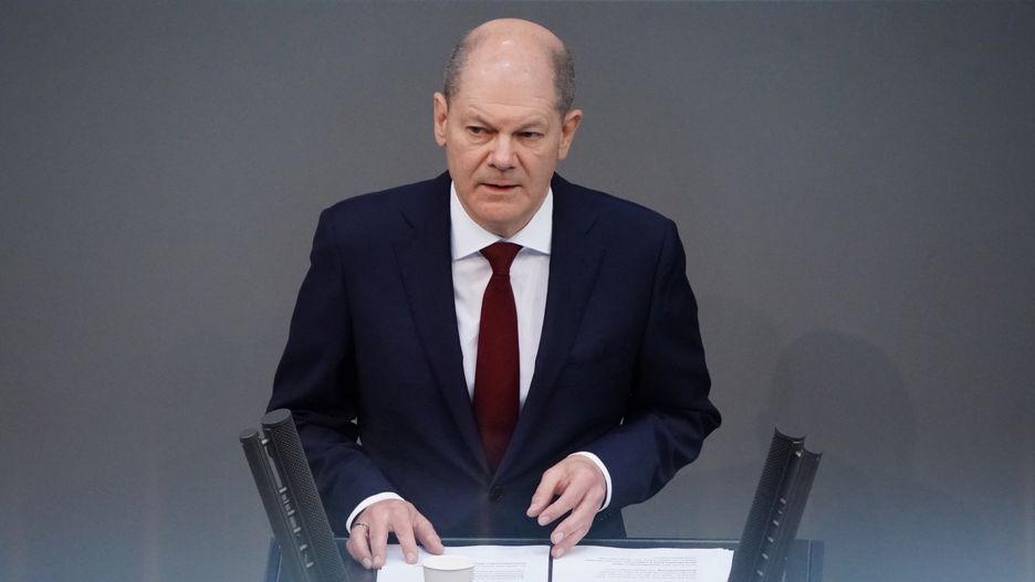 German Chancellor Olaf Scholz gives government declaration on Ukraine conflictepa09788524 German Chancellor Olaf Scholz delivers a government declaration at the German parliament 'Bundestag' in Berlin, Germany, 27 February 2022. German Chancellor Olaf Scholz is expected to explain himself after a change of course in the Ukraine crisis. The German government on 26 February 2022 decided to deliver anti-tank weapons, Stinger anti-aircraft defense systems and howitzers.  EPA/CLEMENS BILAN Dostawca: PAP/EPA.CLEMENS BILAN