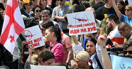 "Rosyjski samolocie...". Tak przywitali pierwszy samolot z Moskwy