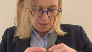 Tani trik za 2 zł. Policjantka zdradza prosty sposób na ochronę torebki