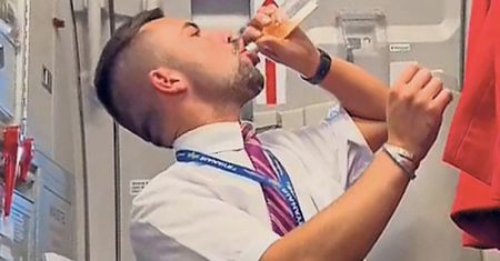 Steward Ryanaira stanie przed sądem. Pił alkohol podczas lotu
