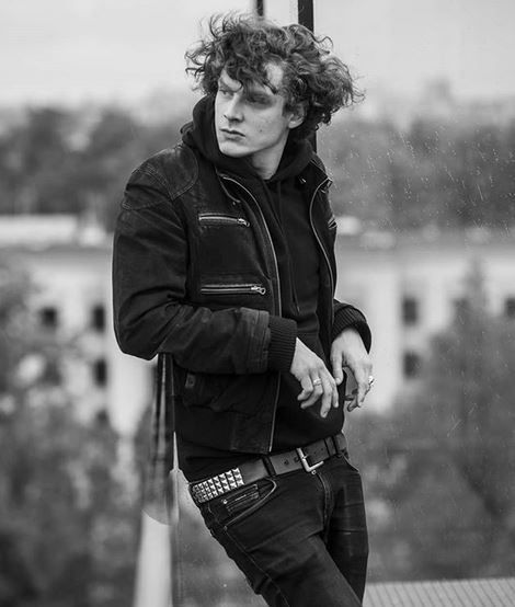 Adam Fidusiewcz pasjonuje sie teatrem improwizowanym