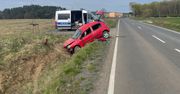 Świdnica: Renault koziołkował, kierujący prawo jazdy miał od miesiąca