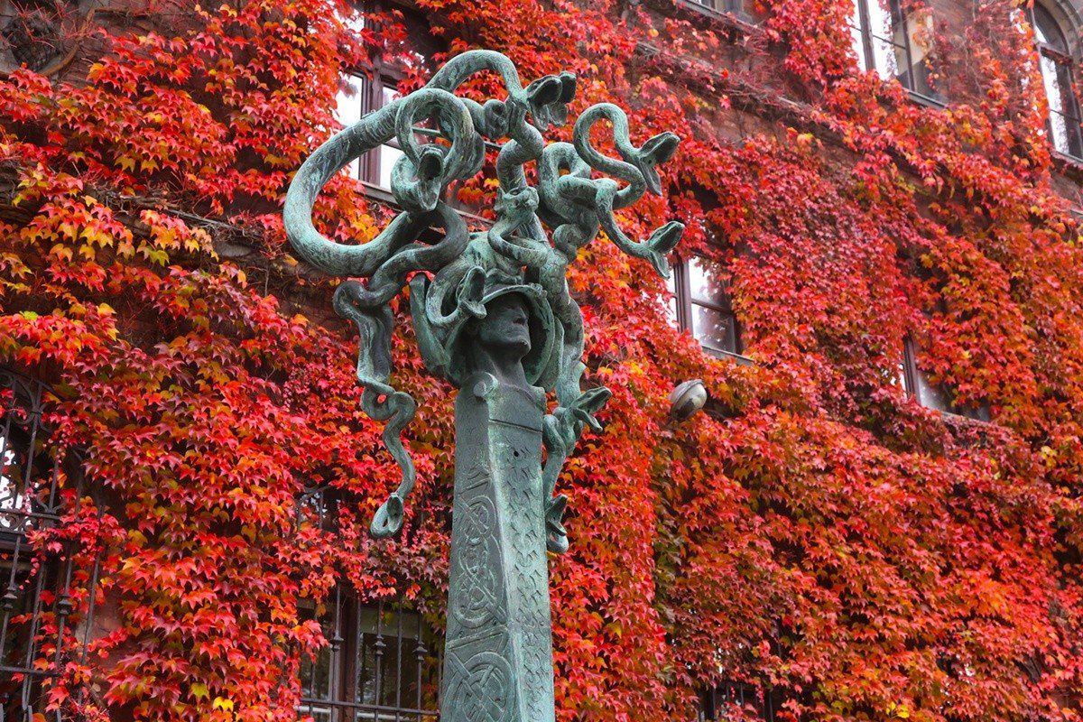 Muzeum Narodowe we Wrocławiu w jesiennej odsłonie - czerwień aż bije po oczach