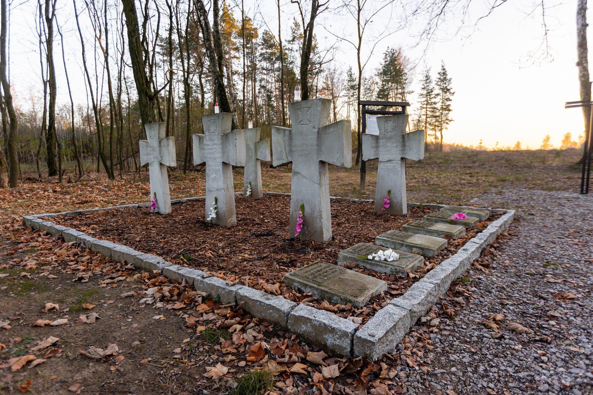 Pochowani zostali tu żołnierze z armii Rosyjskiej, Niemieckiej i Austro-Węgierskiej
