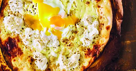 Pizza z jajem i ricottą. Podbije twoje kubki smakowe