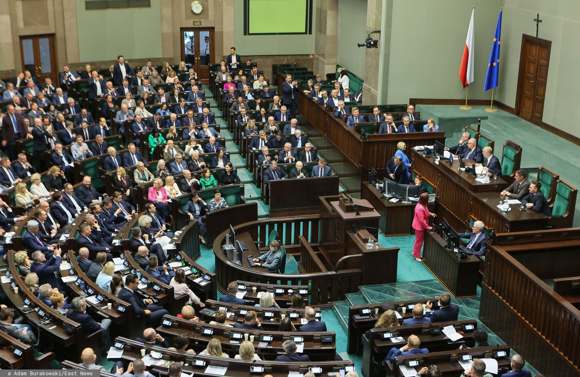 Zdjęcie do aktualności: Zaskakujący sondaż. KO wygrywa, ale prawica bierze Sejm