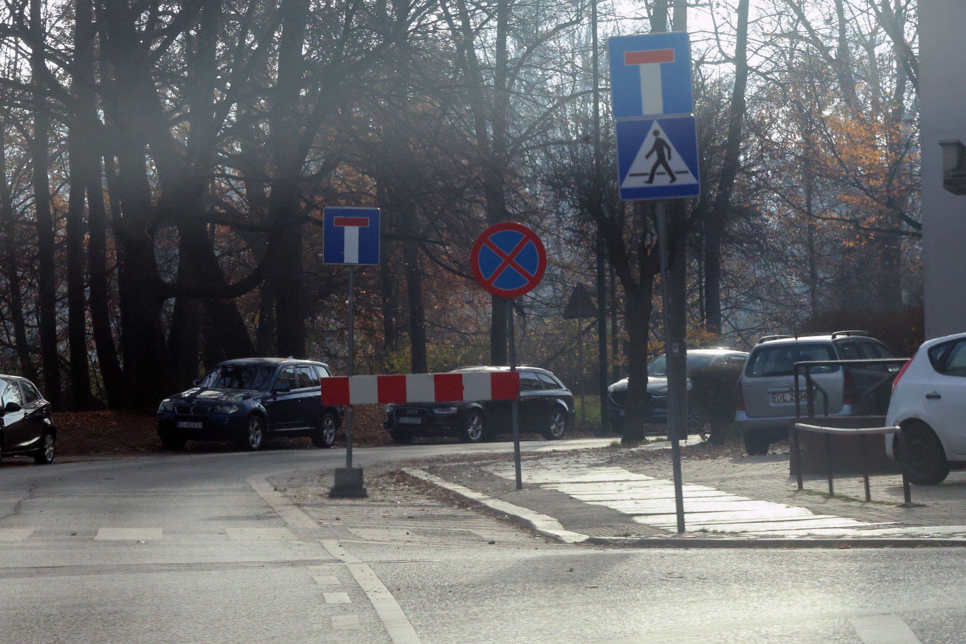 Ulica Mickiewicza w Legnicy jest przejezdna, znaki drogowe temu zaprzeczają, aktualne zdjęcia