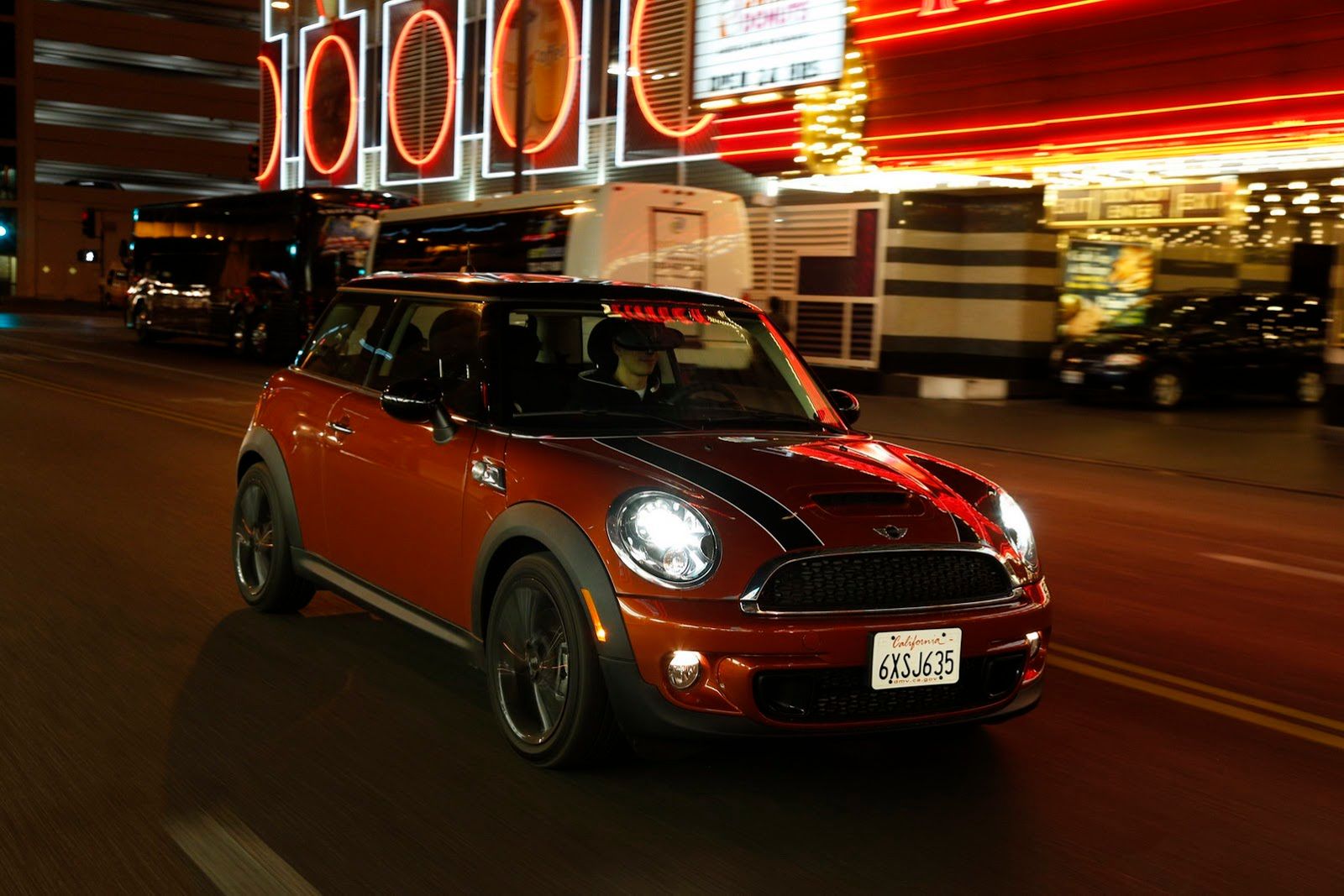 Galeria Mini jako celebracja sprzedaży półmilionowego egzemplarza w USA 202