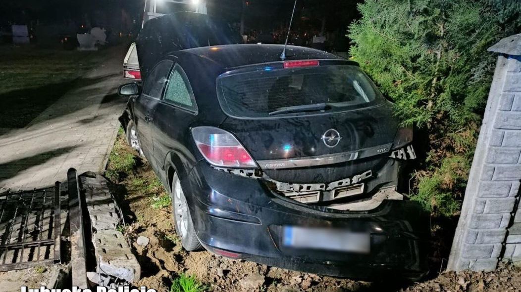 Kierująca zniszczyła ogrodzenie cmentarza