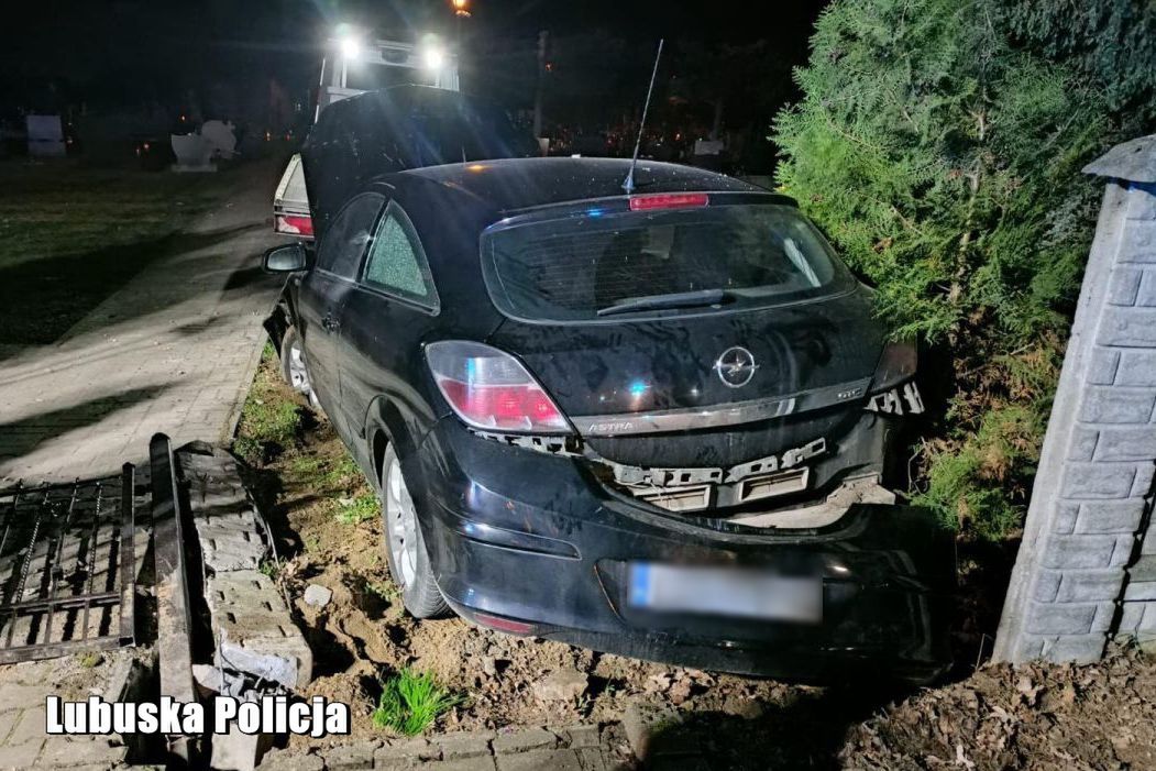 Upalała astrę na ręcznym. Skończyła na cmentarzu