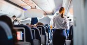 Turbulencje na pokładzie samolotu. Stewardesa żąda odszkodowania