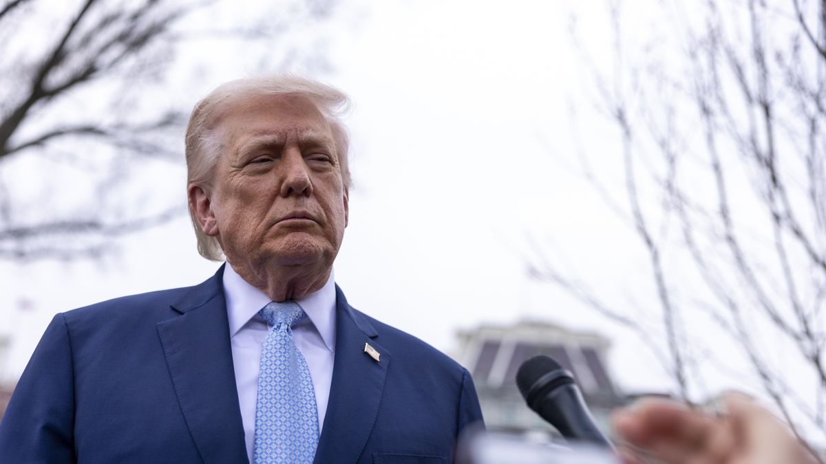 US President Trump departs the White House to spend the weekend at Mar-a-Lago
epa12837271 US President Donald J. Trump responds to a question from the news media as he walks to board Marine One on the South Lawn of the White House in Washington, DC, USA, 20 March 2026.  EPA/SHAWN THEW / POOL 
Dostawca: PAP/EPA.
SHAWN THEW / POOL
trump, white house