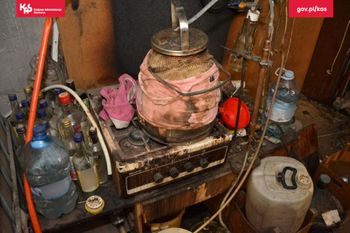 Służby zlikwidowały bimbrownię. 136 litrów alkoholu i 800 litrów zacieru