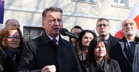 Błaszczak wyszedł z prokuratury. Jasny komentarz