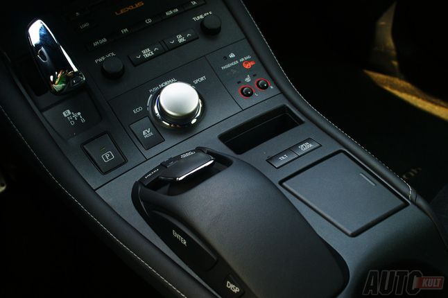 Tunel środkowy "oblepiony" przyciskami, ale auto jest łatwe w obsłudze, a każdy przycisk ma swoją sensowną funkcję.